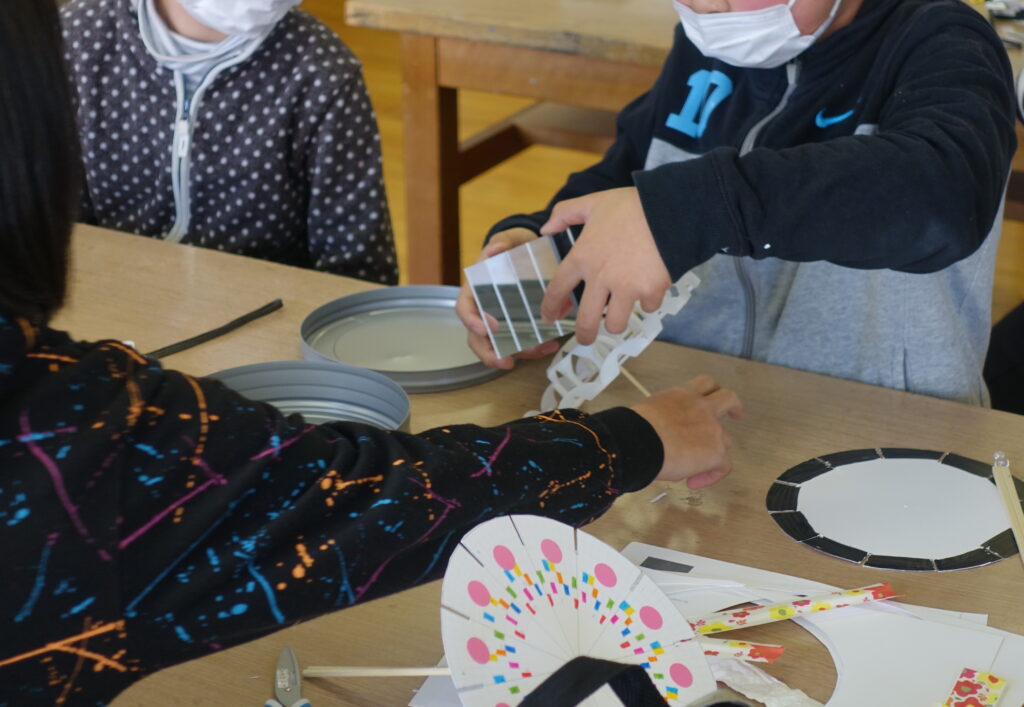 橋本さんが小学校で行われたプラクシノスコープワークショップ。
子供達がチームでプラクシノスコープを組み立てている。