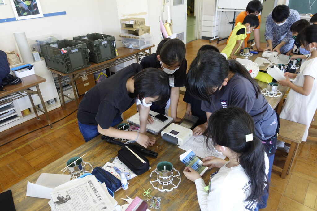 橋本さんが小学校で行われたプラクシノスコープワークショップ。
子供達がチームでプラクシノスコープを組み立てている。