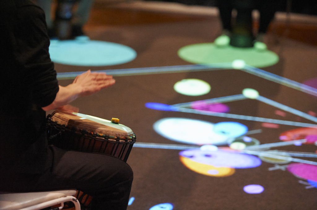 2021年に実施した東京文化会館ミュージック・ワークショップ「ヒカリズム～音と光で描くリズムの世界」のデバイス。太鼓に装置をつけ、振動に合わせて映像が発生する